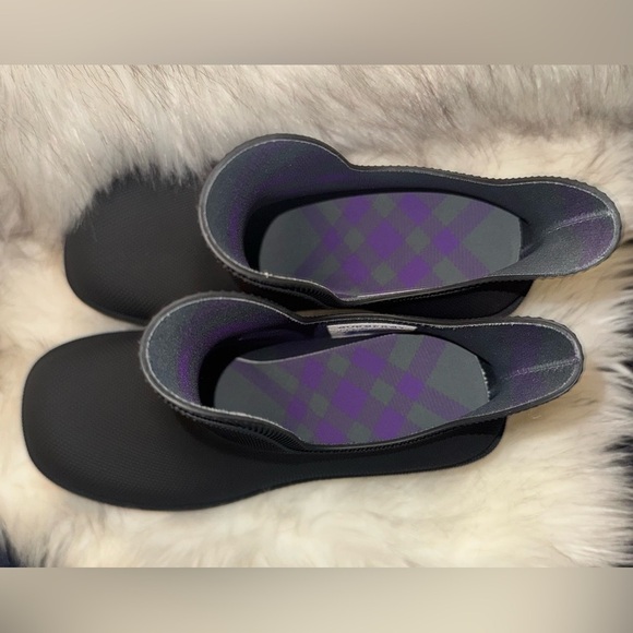 BURBERRY
Black Ankle Rain Boots
Women’s EU 38 - Picture 8 of 8